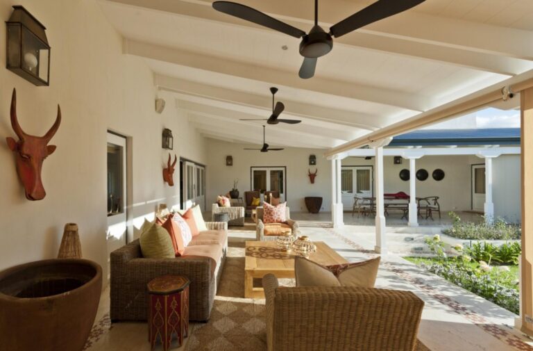 01. LA CLÉ DES MONTAGNES - Le Colonial - verandah