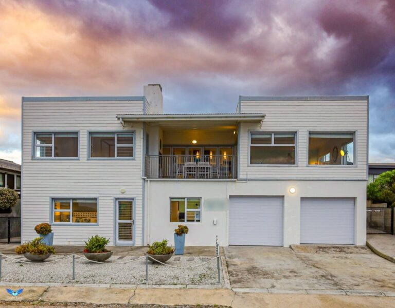 4b9fc8_a0b4fd0e04f44a18b5b69fb0bcd7f8e9mv2