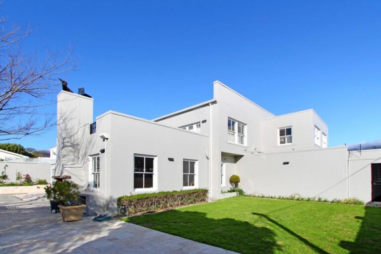 PORTRAIT-752-65625b31c7563713b978c3a4a332f4464975f878714d8a8be00c4c910cbde9ca