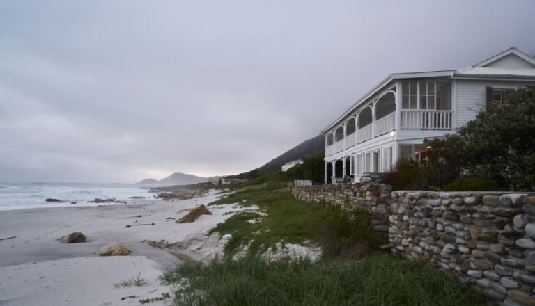 Perfect-Hideaways-The-Beach-House-Misty-Cliffs-1