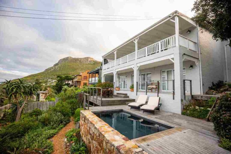 Scarborough-AirBnb-125-scaled_17_11zon