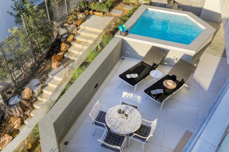 e5e40212-c6b2-44-FbYgm