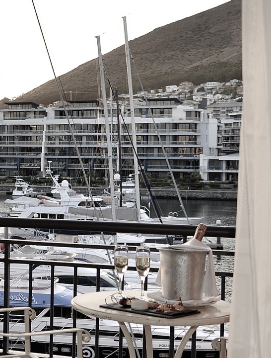 feature_rooftop_luxury_balcony_portrait