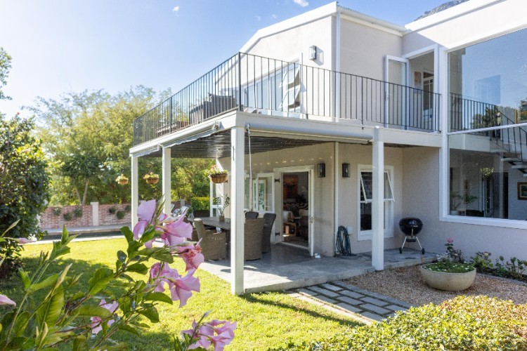 Sun-filled garden and covered patio area with mountain-view balcony at Valley & Views