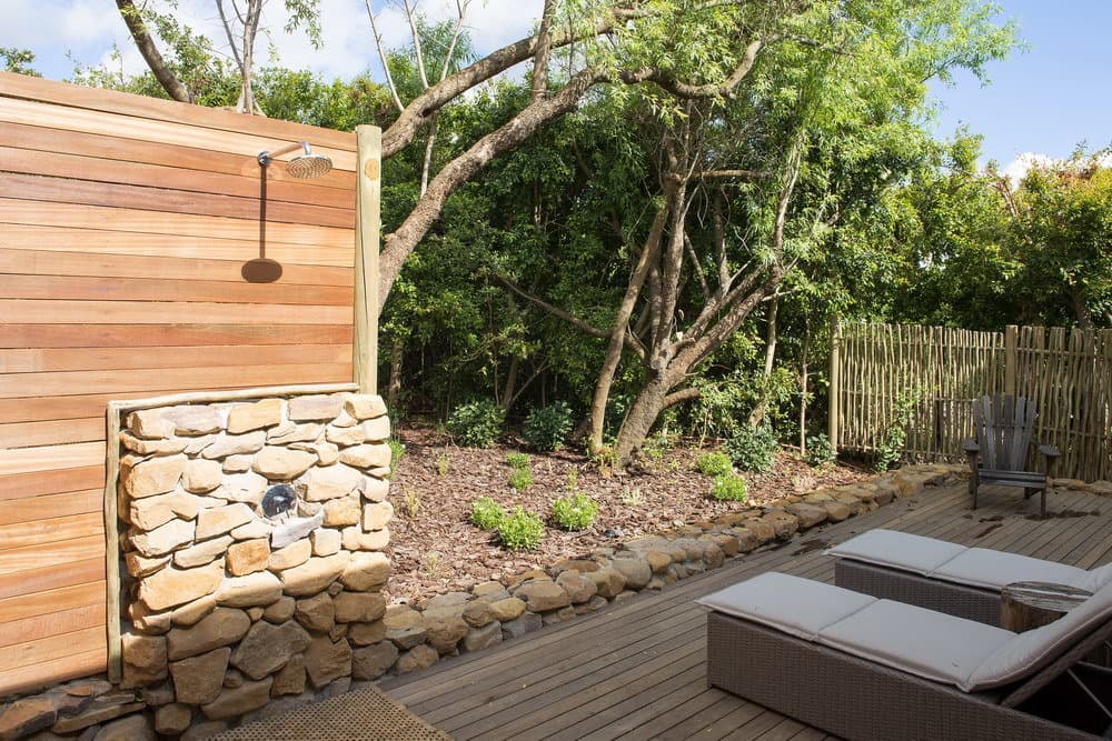 executive-suite-outdoor-shower