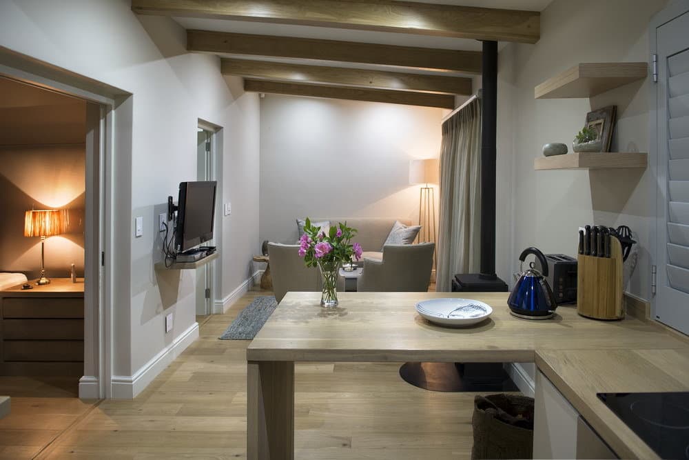 garden-suite-kitchen-lounge