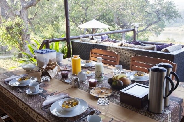 breakfast_table_1_20140525_1216507787