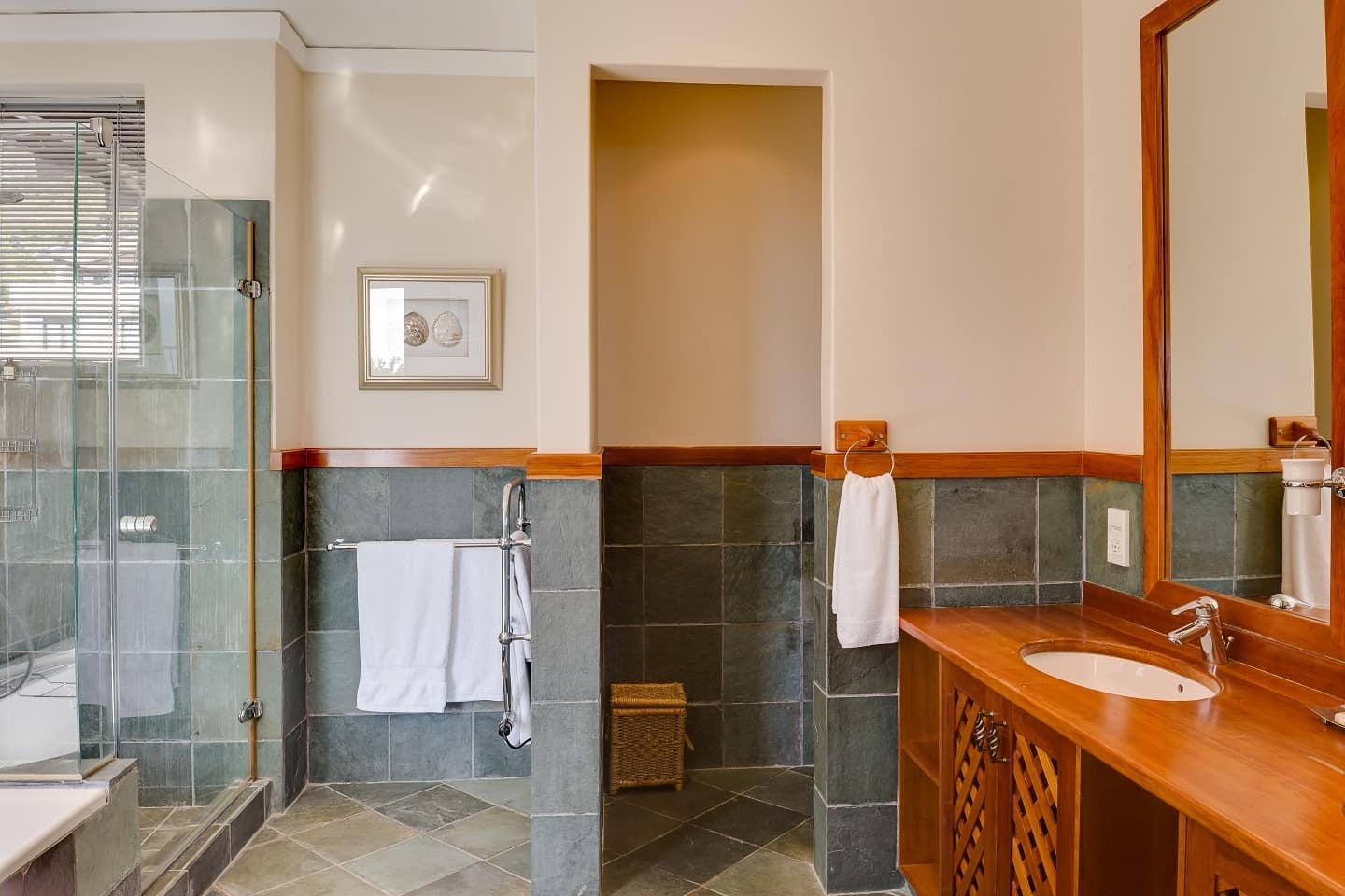 bali-1-bathroom-during-day