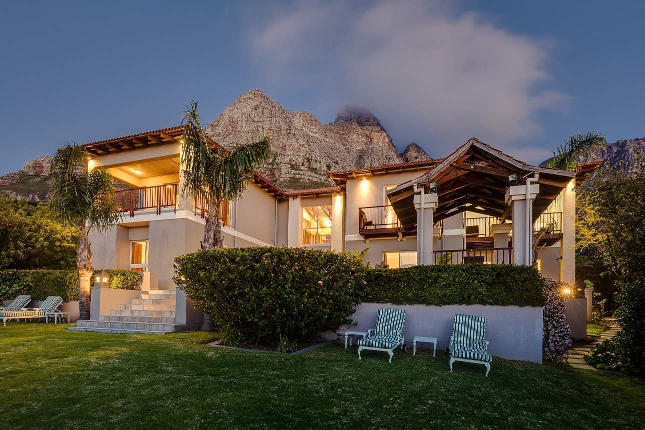 garden-view-during-night