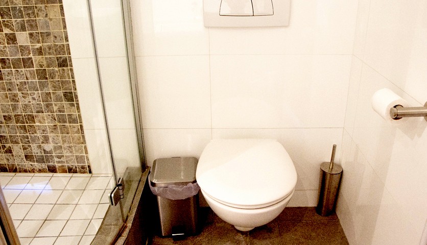 EDDIE%20BATHROOM%20part%202