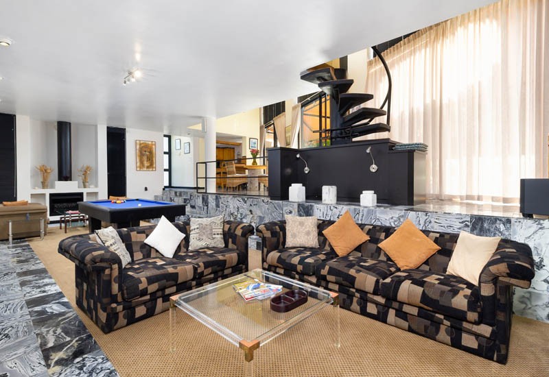 mainhouselngetostairs