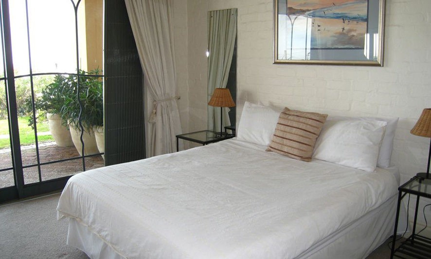 9-main-bedroom-886x534