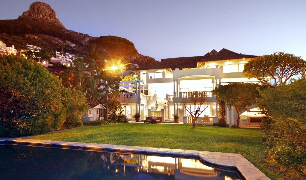 hamilton-house-at-night