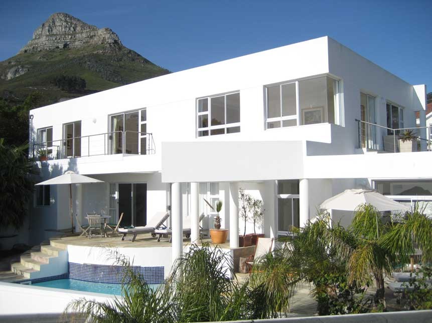 suite-pool-house-outside