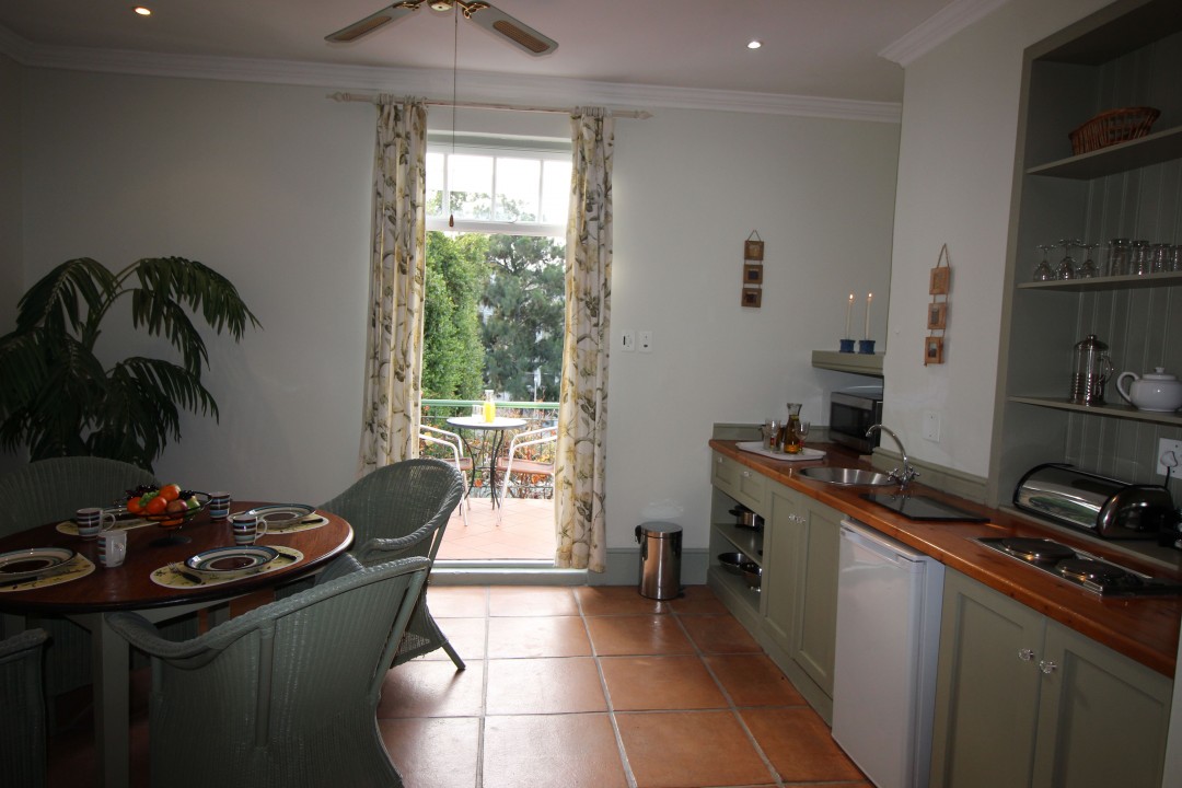 Suite 18 dining kitchen