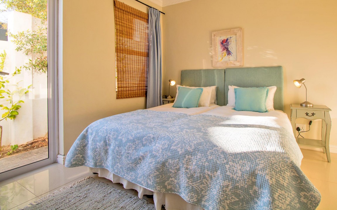 self-catering-accommodation-gordons-bay-port-suite-11