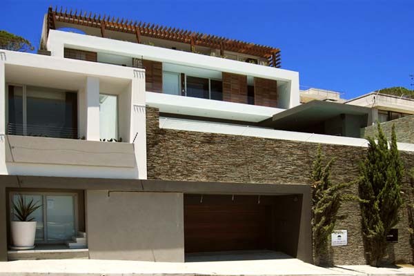 08. Front facing property view