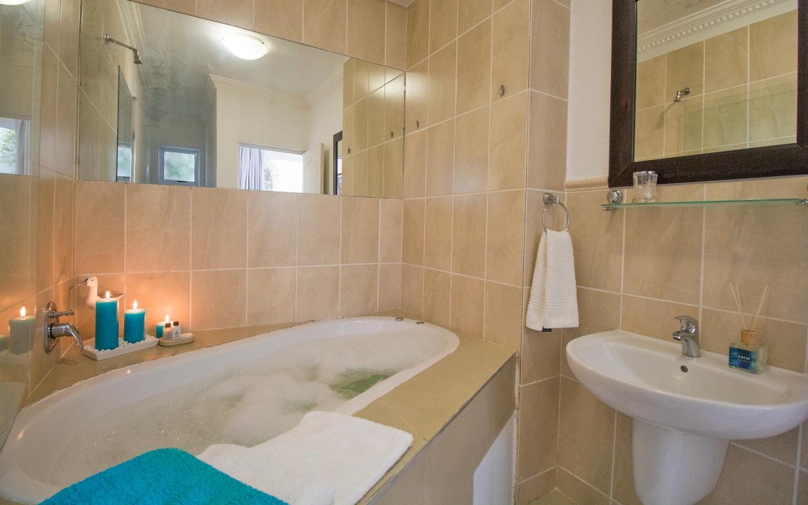 self-catering-accommodation-gordons-bay-port-suite-06
