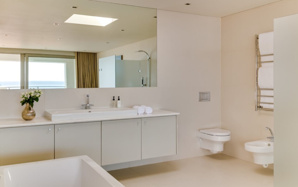 villa-rental-vacation-home-cape-town-camps-bay-finchley-BEDBATH05-960x601_c