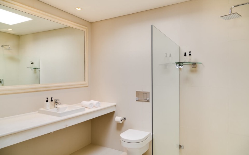 villa-rental-vacation-home-cape-town-camps-bay-finchley-BEDBATH07-960x601_c