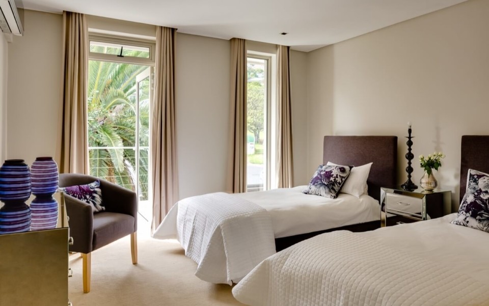 villa-rental-vacation-home-cape-town-camps-bay-finchley-BEDBATH08-960x601_c