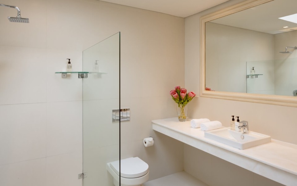 villa-rental-vacation-home-cape-town-camps-bay-finchley-BEDBATH09-960x601_c