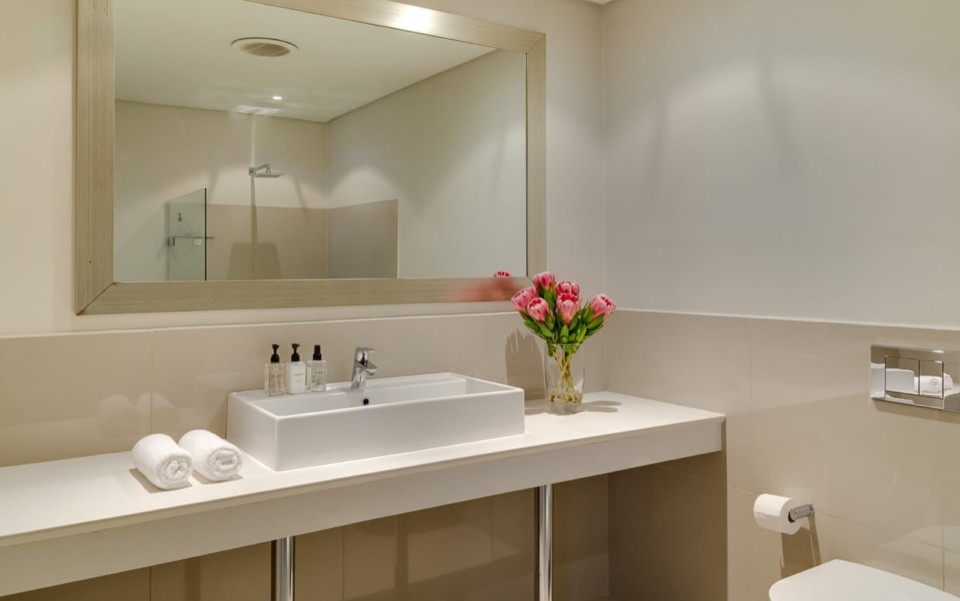 villa-rental-vacation-home-cape-town-camps-bay-finchley-BEDBATH11-960x601_c