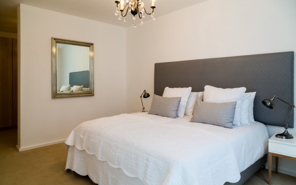 villa-rental-vacation-home-cape-town-camps-bay-finchley-BEDBATH12-960x601_c