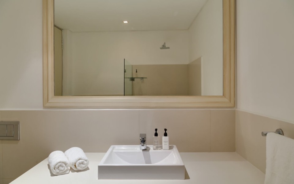 villa-rental-vacation-home-cape-town-camps-bay-finchley-BEDBATH13-960x601_c