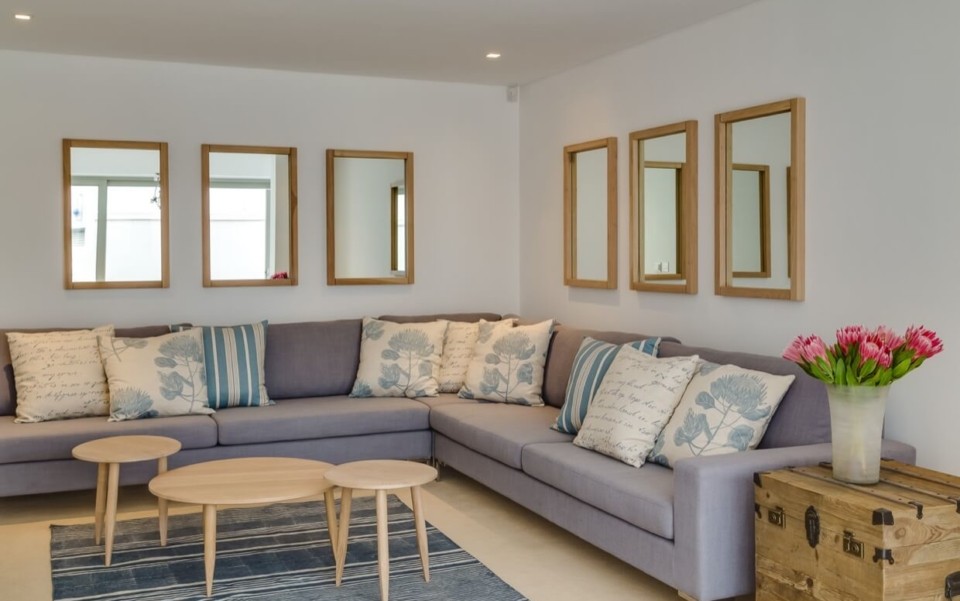 villa-rental-vacation-home-cape-town-camps-bay-finchley-LIVING05-960x601_c