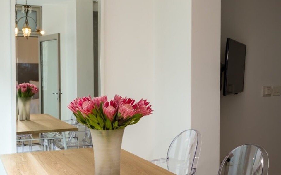 villa-rental-vacation-home-cape-town-camps-bay-finchley-LIVING06-960x601_c