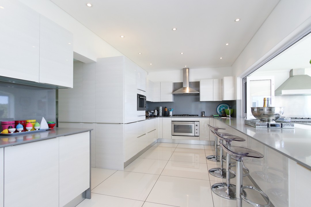 14.-Kitchen-with-Breakfast-Bar