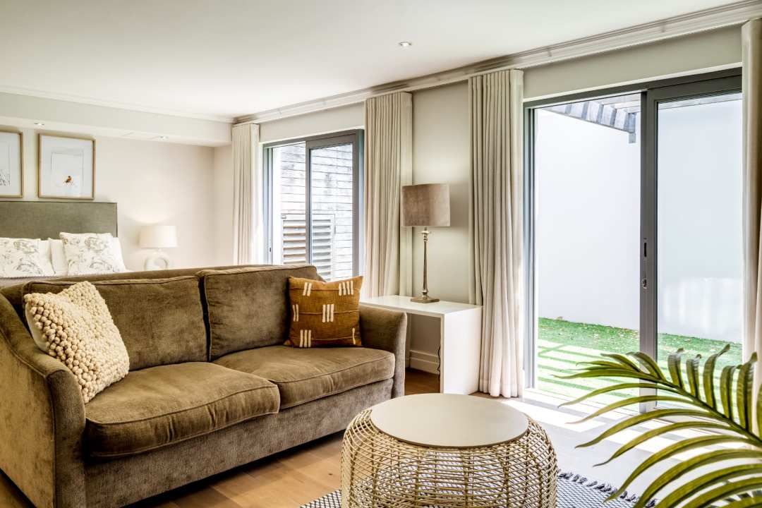 Sunny suite with garden access and cosy lounge area at Aureto