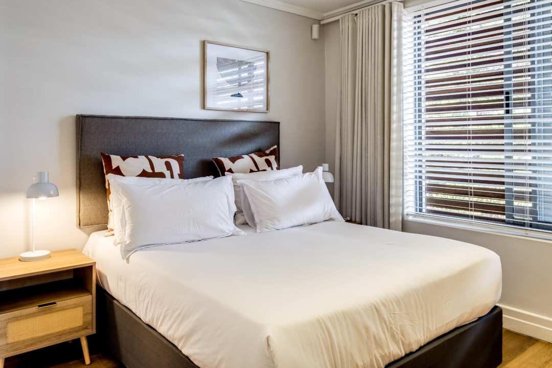 Cosy bedroom with soft lighting and contemporary accents at Aureto