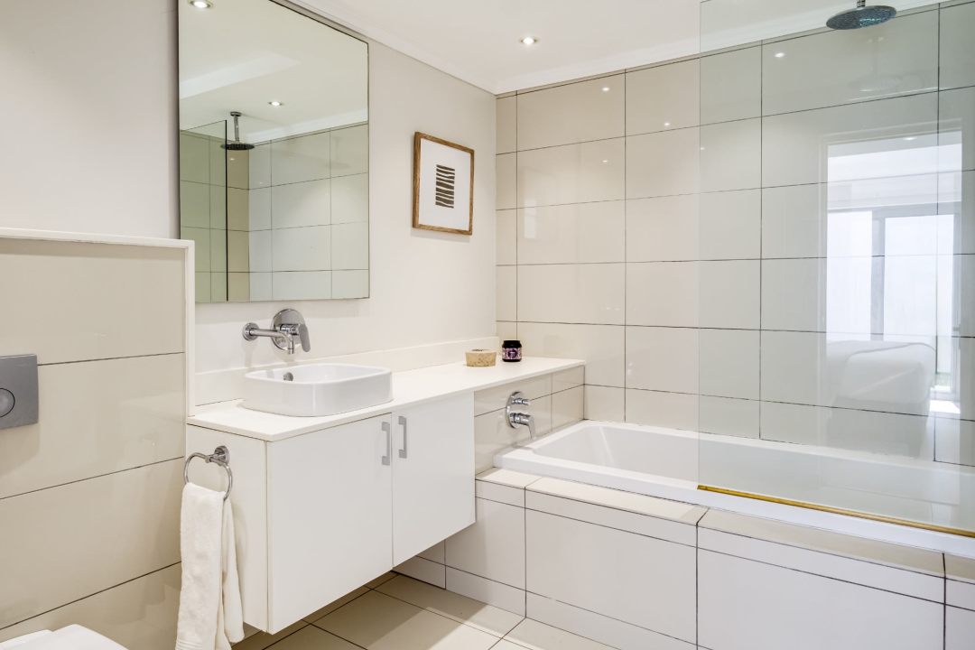 Minimalist bathroom with clean lines and walk-in shower at Aureto