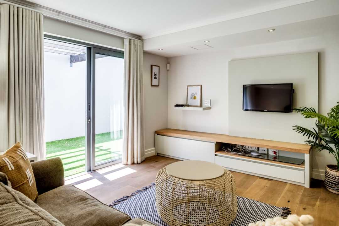 Bright and cosy TV room with garden access at Aureto