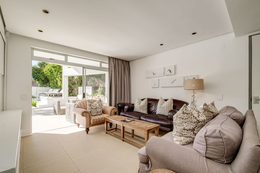 Bright and cosy sitting room with garden access and neutral tones at Silvertree
