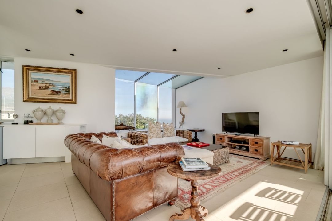 Sunlit lounge with classic leather seating and mountain views at Silvertree