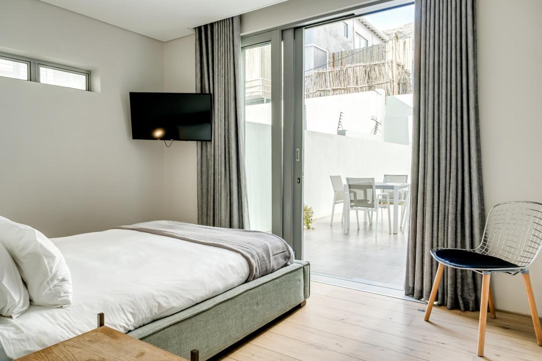 Ground-Floor Bedroom with Courtyard Access and Wall-Mounted TV at Nobelium