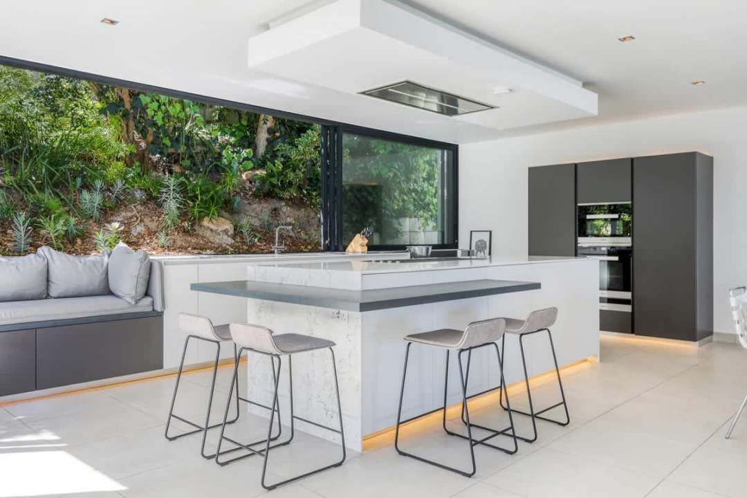 6813e179-c01b-49-VDBWN