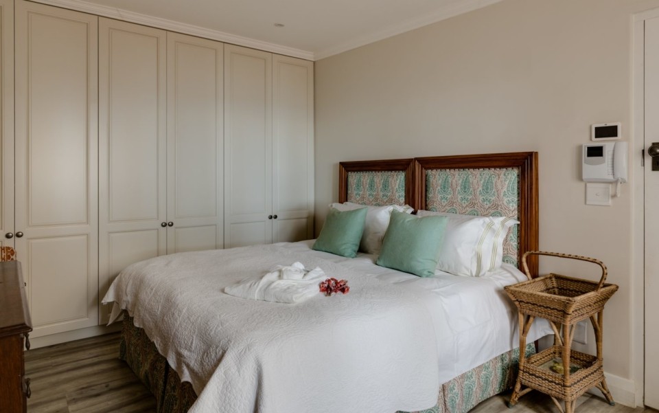 luxury-cape-town-camps-bay-villa-Granny-cottage-bedroom