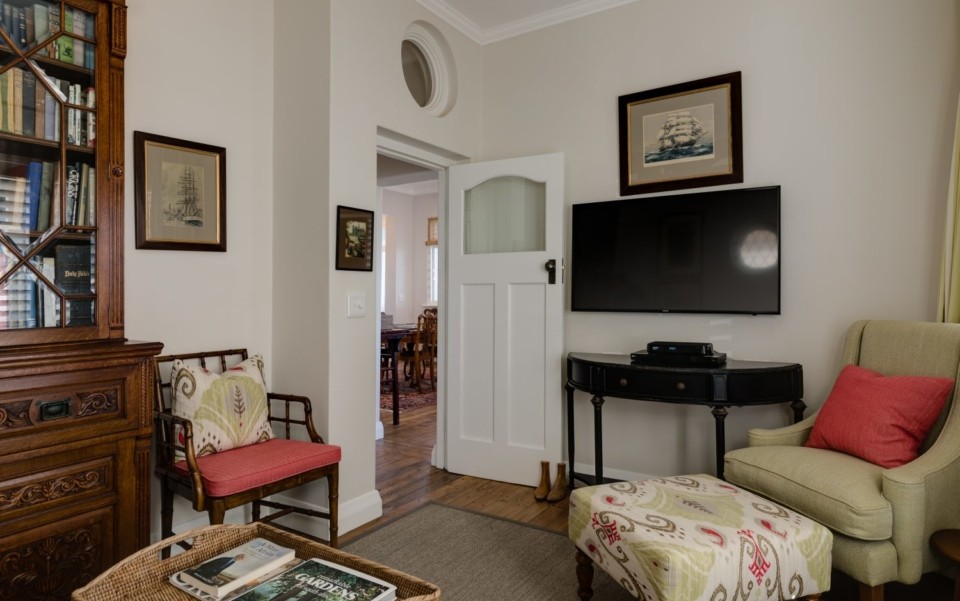 luxury-cape-town-camps-bay-villa-TV-room