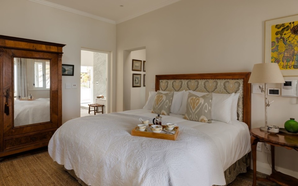 luxury-cape-town-camps-bay-villa-bedroom-1