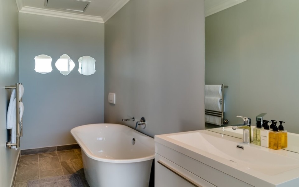 luxury-villa-vacation-rentals-self-catering-accommodation-cape-town-camps-bay-ottawa-BEDBATH02-1