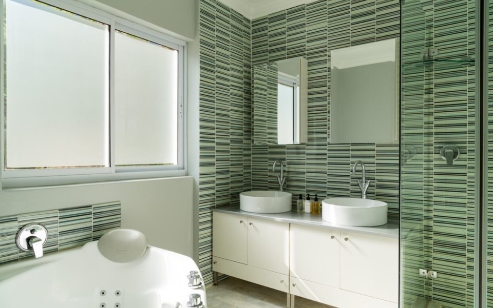 luxury-villa-vacation-rentals-self-catering-accommodation-cape-town-camps-bay-ottawa-BEDBATH04