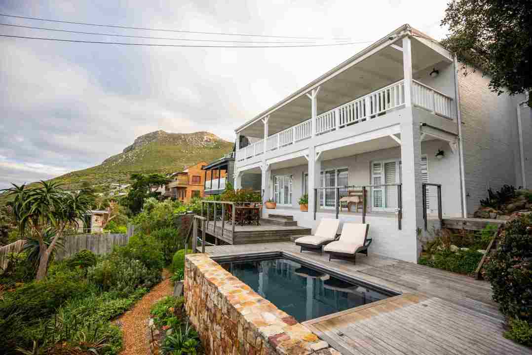 Scarborough-AirBnb-125-scaled_17_11zon