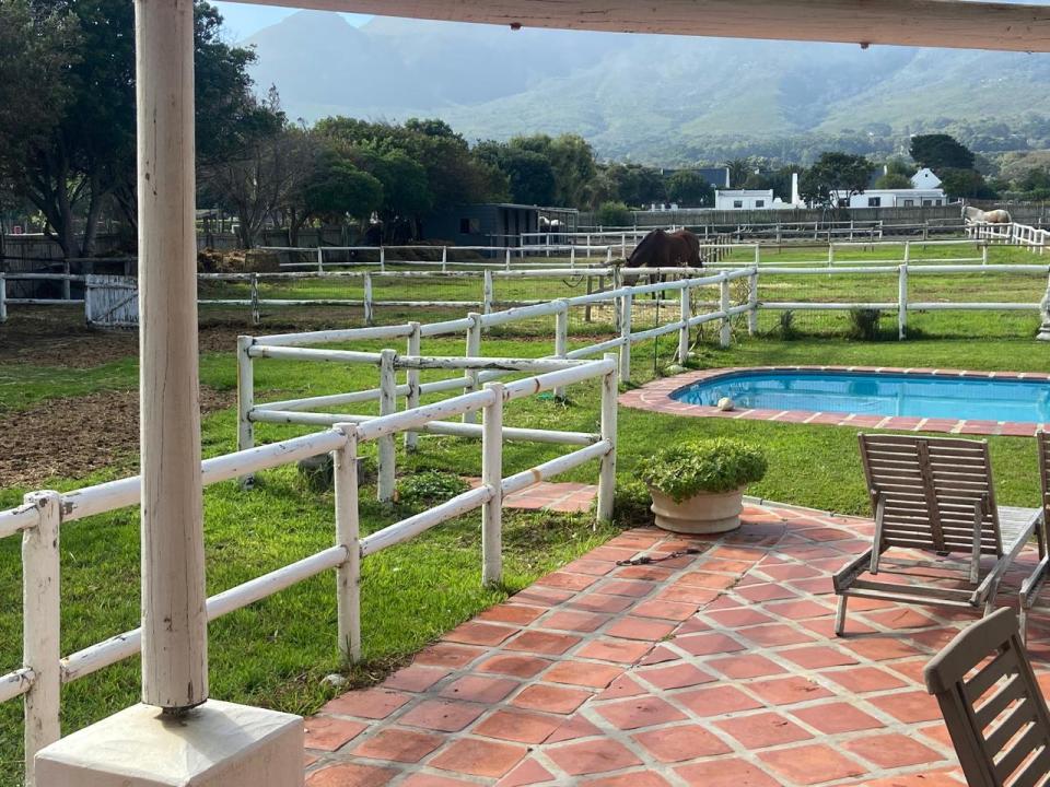 Dining-area-to-paddocks