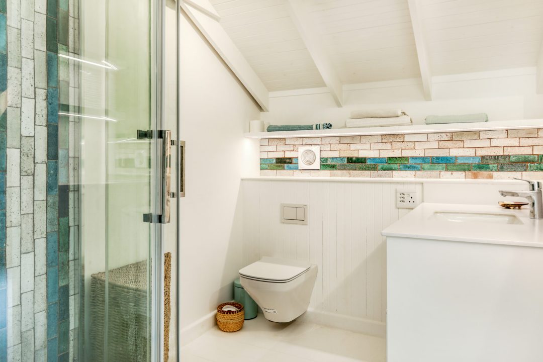 Flatlet_bathroom-scaled