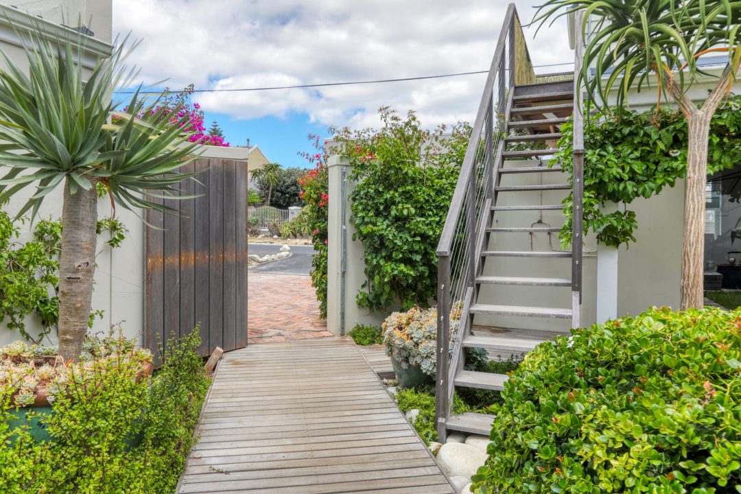 Flatlet_entrance-3-scaled