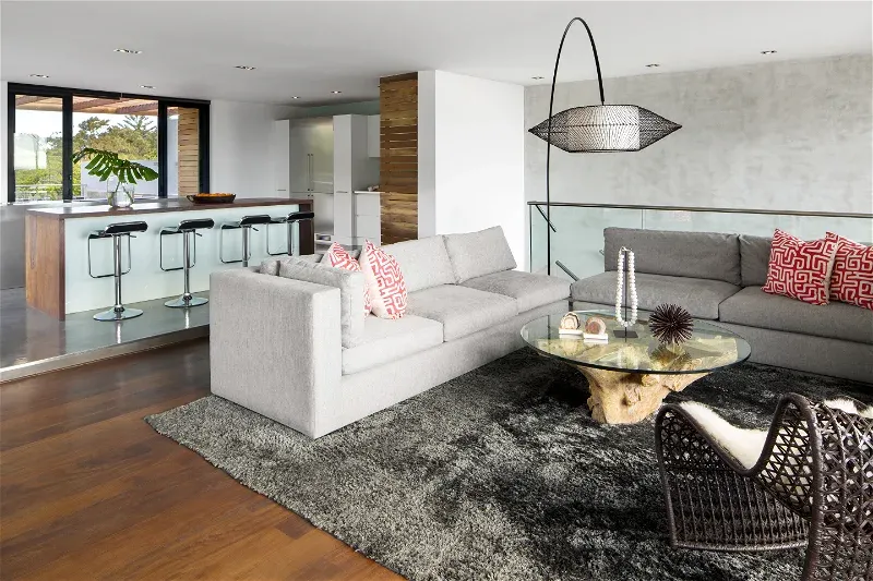 upstairs_seating_area_kitchen_in_the_backgrounde97c5df